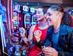 Meja Baccarat Live Casino Raja35 dengan dealer profesional